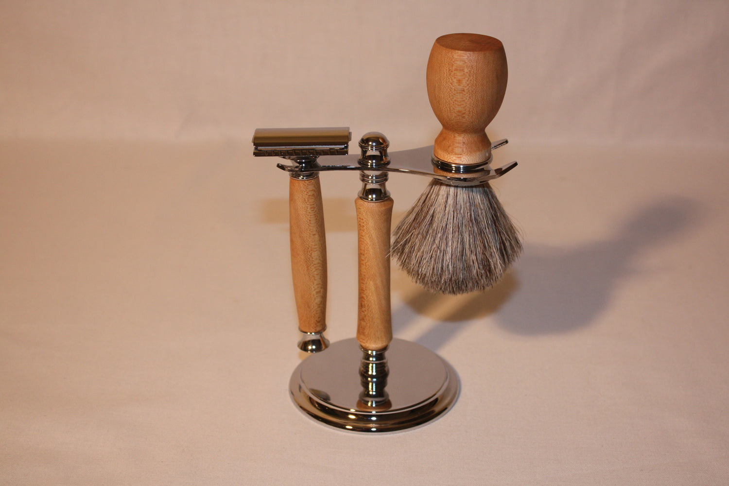 Ensemble rasoir de sûreté avec présentoir et blaireau en érable fabriqué de manière artisanale à la main.