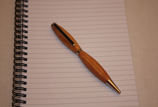 Stylo en bois fabriqué avec du bois d'olivier. Stylo à encre noir.