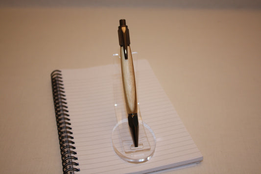 Stylo poussoir en acacia avec aubier. Ses extrémités ciselées offrent un grand confort d'écriture. Ce stylo a une écriture fine et utilise des recharges type Parker.