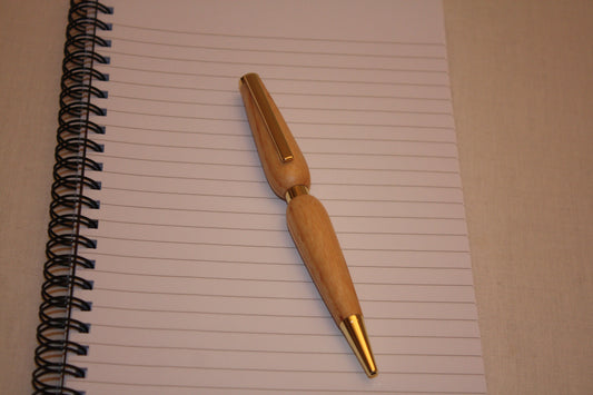 Stylo artisanal en frêne. Mécanisme quart-tournant, écriture noire.