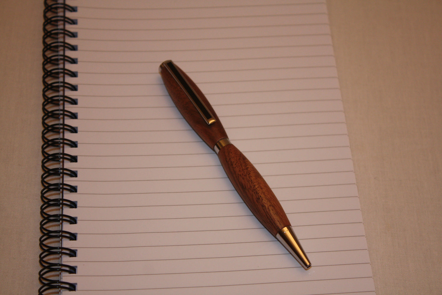 stylo tourné en bois de noyer. stylo a encre noir.