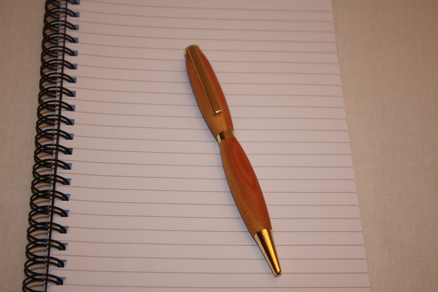 Stylo artisanal en pommier. Ecriture noire.