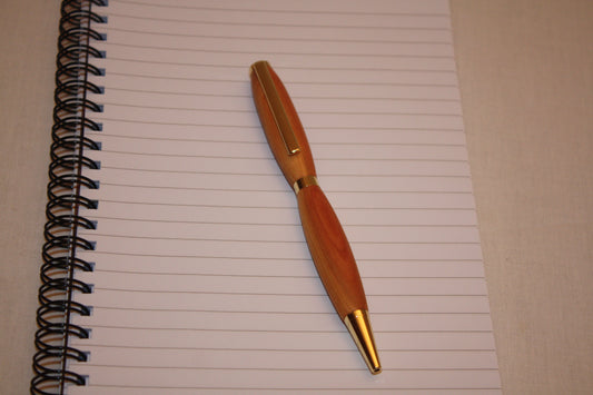 Stylo artisanal en pommier. Ecriture noire.