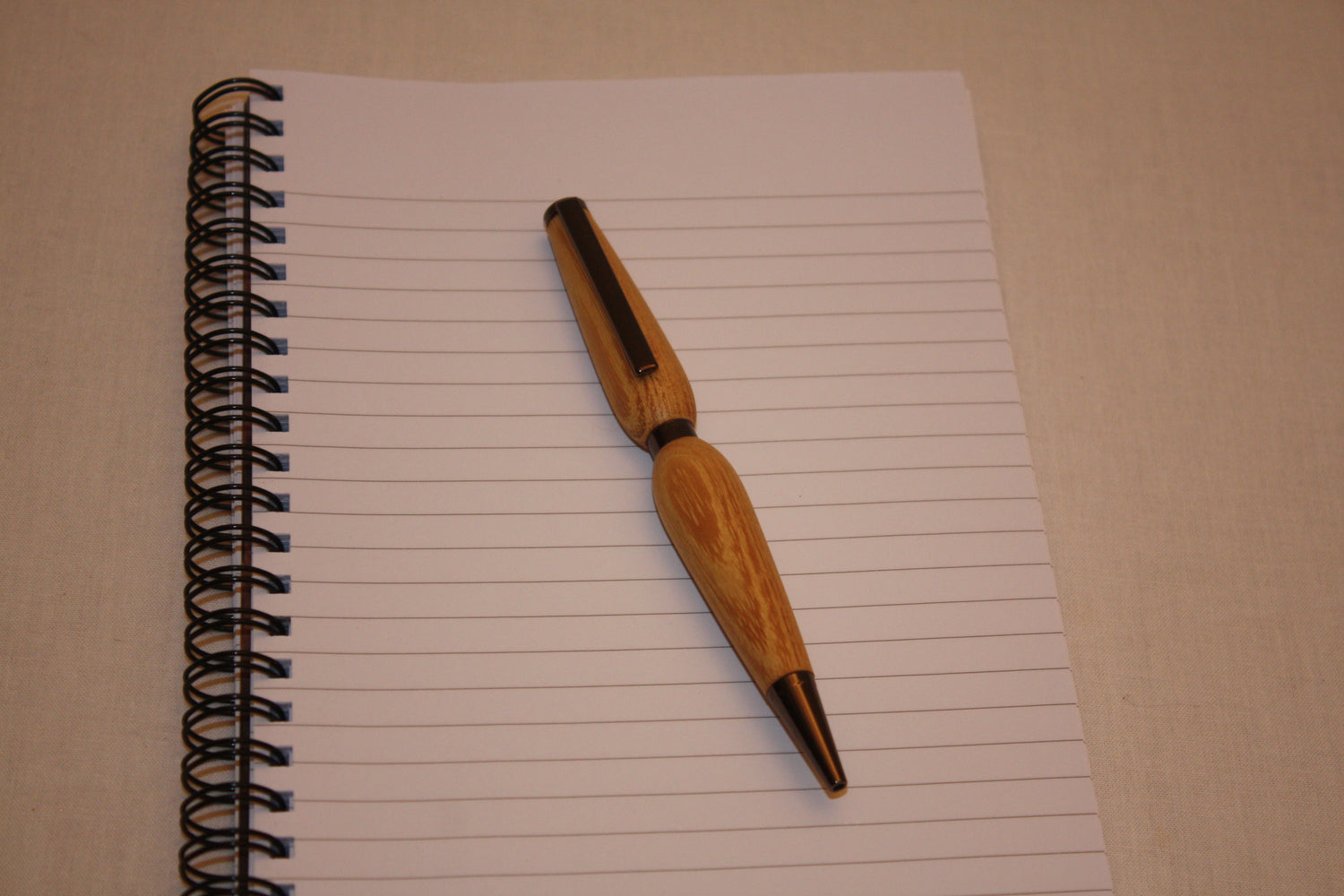 Stylo fabriqué de façon artisanal en bois d'acacia. Ecriture noire.