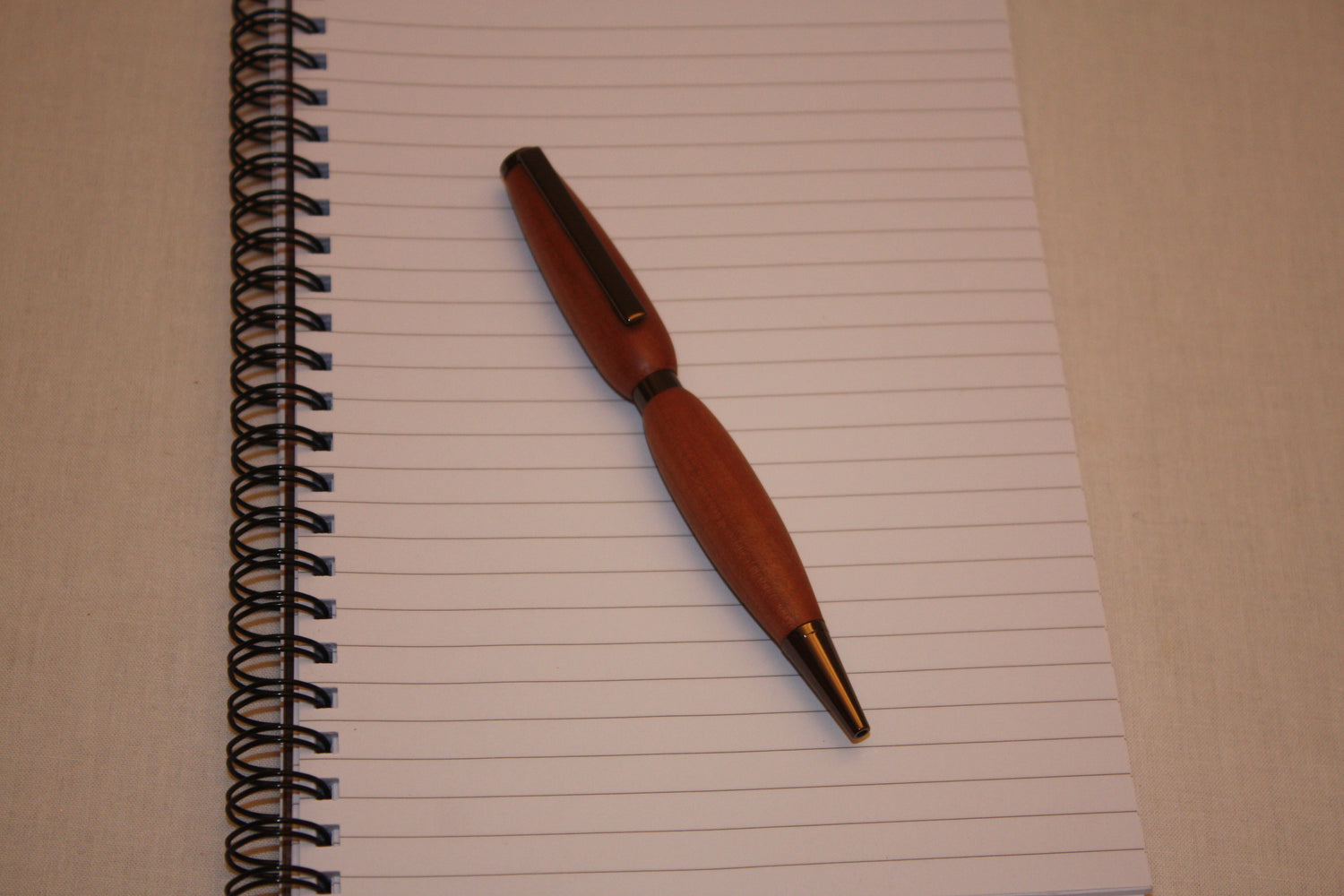 Stylo en poirier fabriqué à la main. Ecriture noire.
