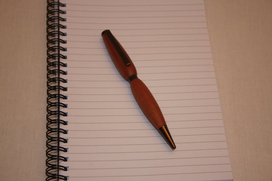 Stylo en poirier fabriqué à la main. Ecriture noire.