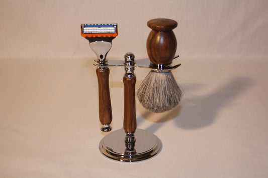 Ensemble rasoir Fusion avec présentoir et blaireau en noyer fabriqué artisanalement.