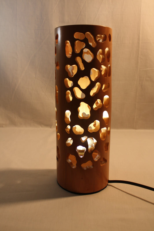 Lampe en bois tourné puis sculté entièrement a la main dans un morceau de cerisier