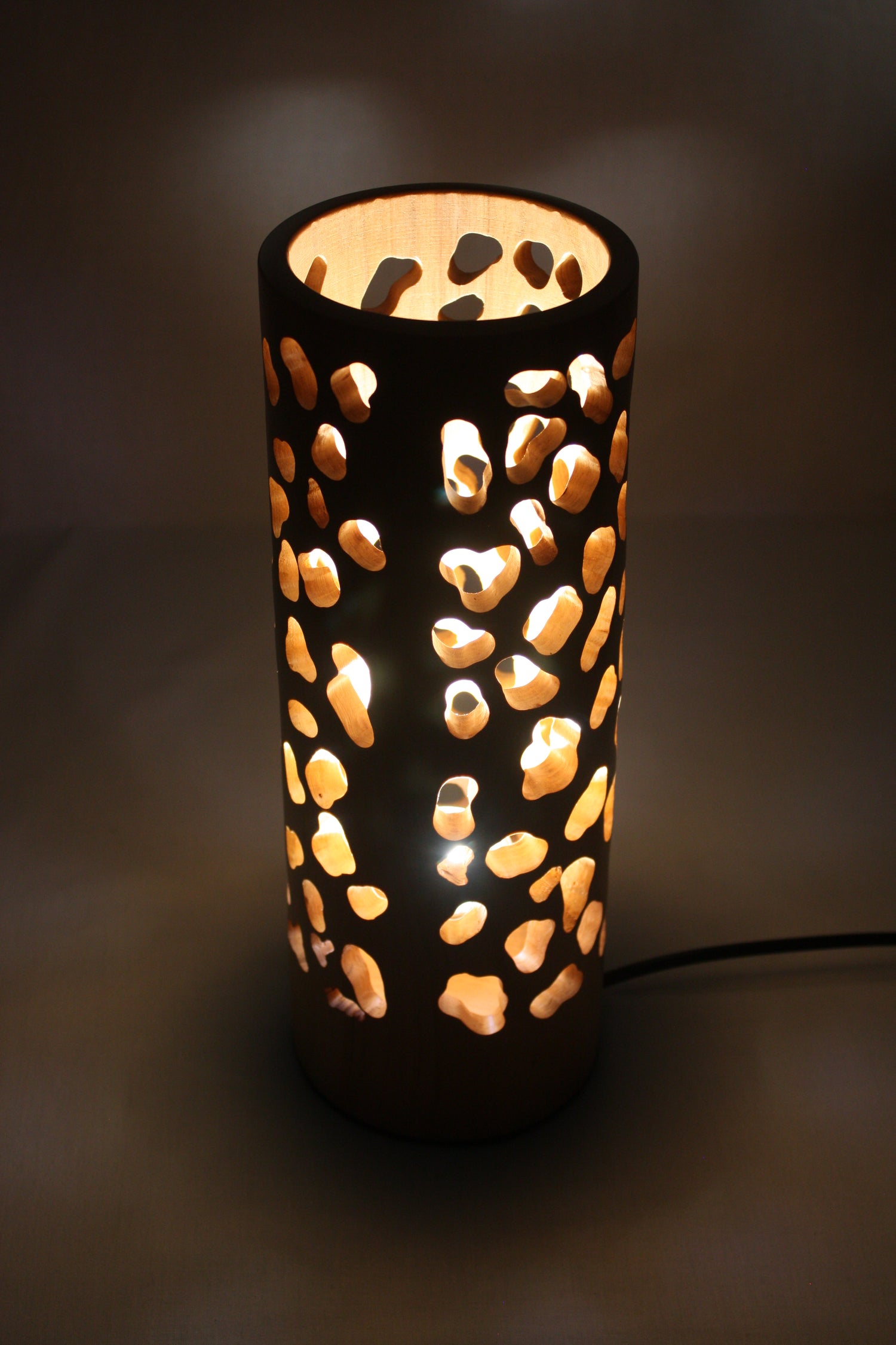 Lampe d'ambiance fabriqué entièrement à la main. Cette lampe ajoutera une touche chaleureuse à votre intérieur.