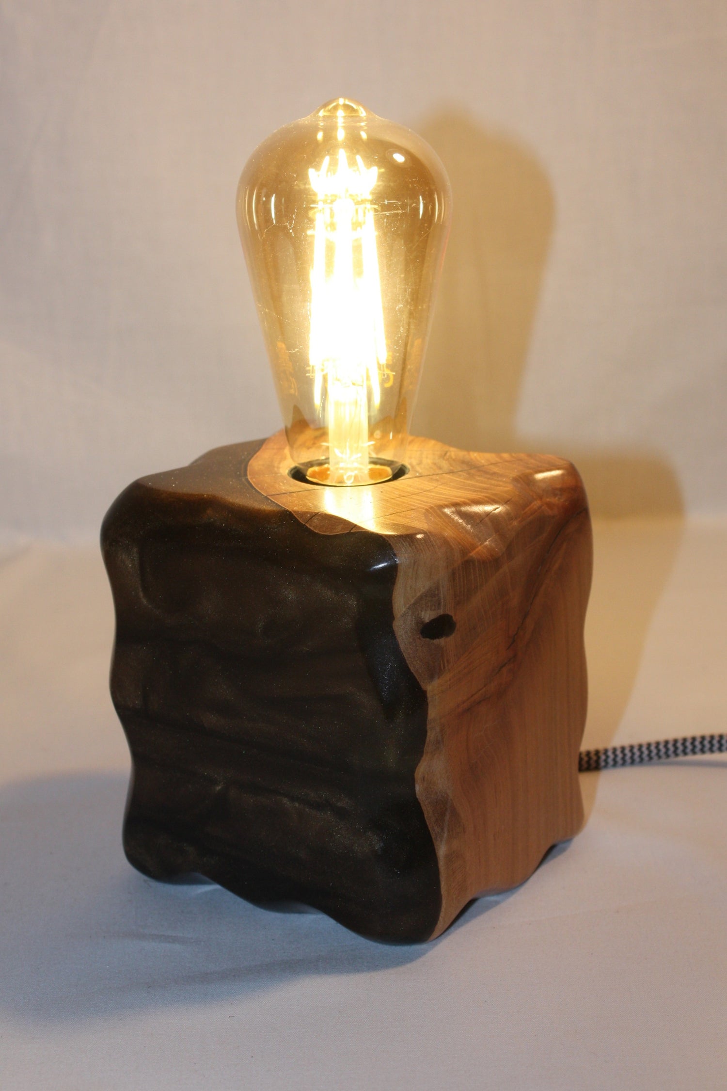 Lampe en cerisier et résine bronze métalisée fabriqué artisanalement.