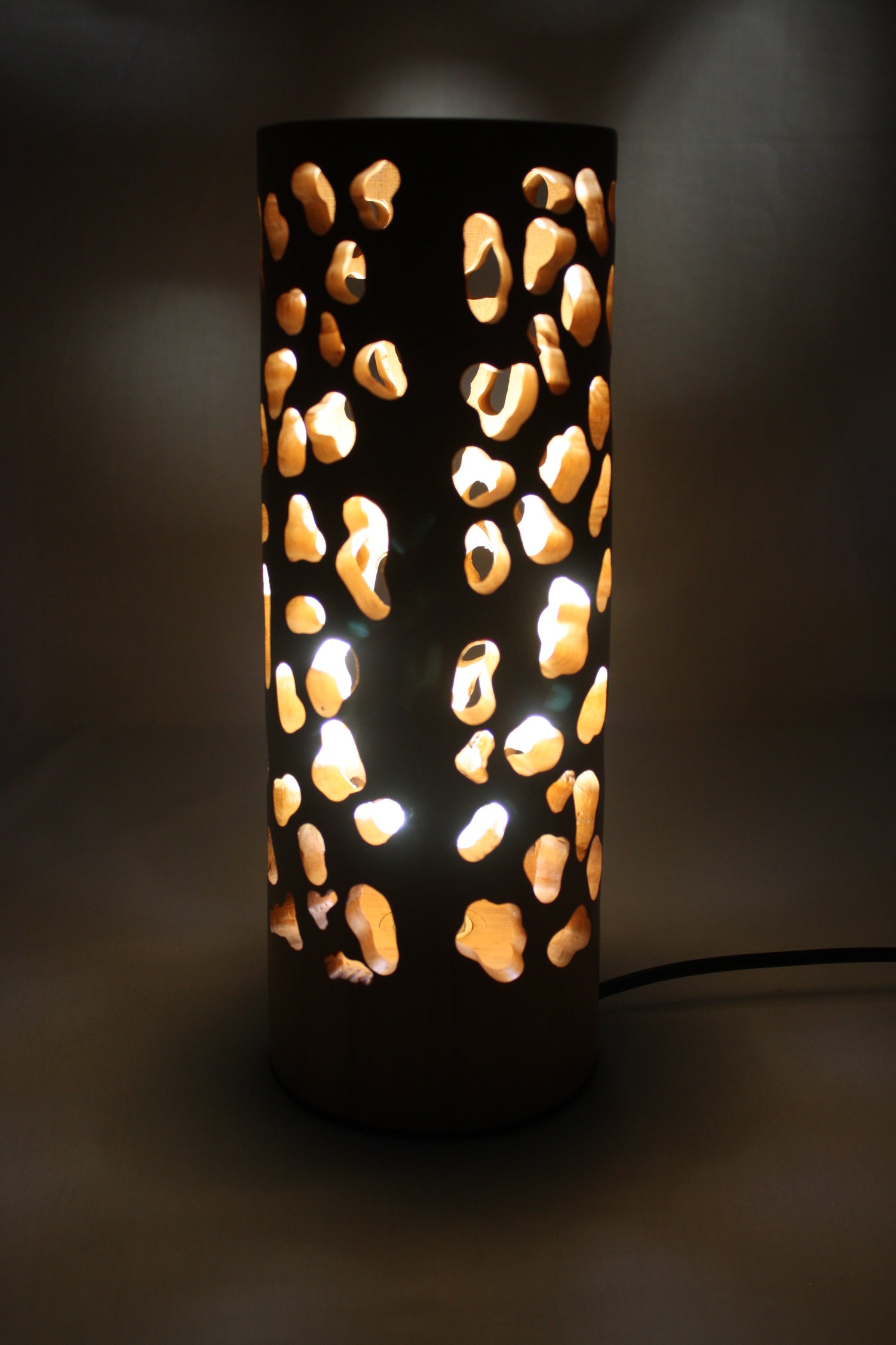 Lampe artisanale en bois de cerisier fabriqué entièrement à la main.