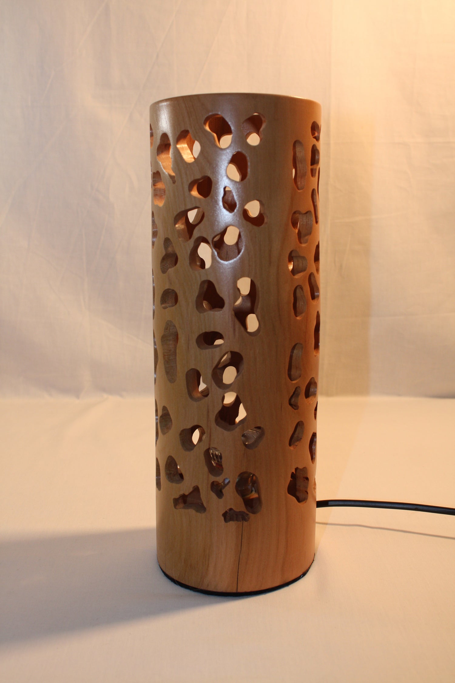 Lampe fait entièrement à la main de manière artisanale. Fabriqué dans un morceau de ceriser massif elle mesure 32 cm de haut.