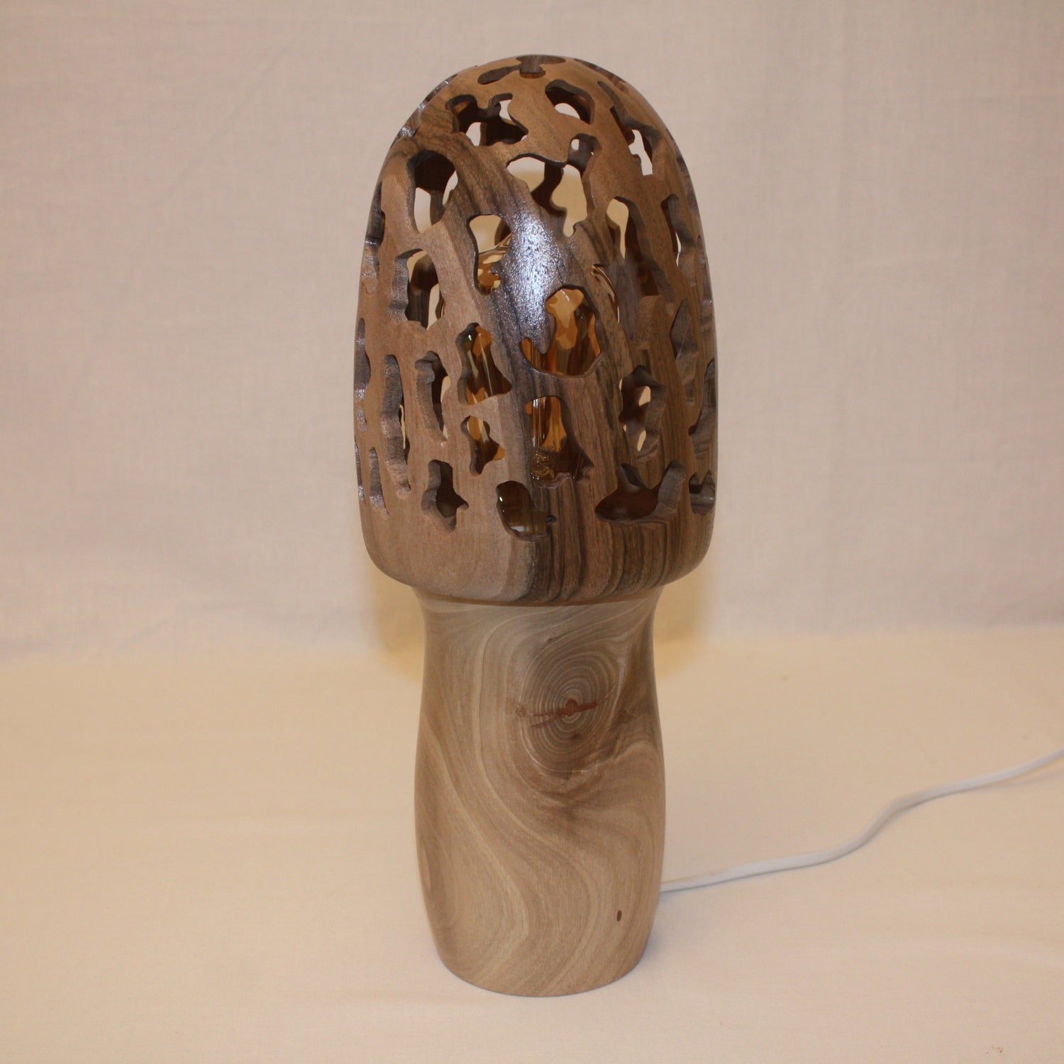 Lampe en forme de morille en noyer réalisé entièrement à la main