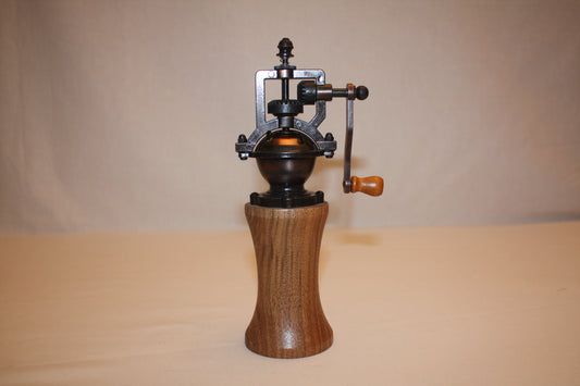 Moulin à poivre en noyer.
Placer le poivre en grain à l'intérieur du réservoir du moulin, puis tourner la manivelle pour moudre le grain.
Vous pouvez choisir la taille du grain moulu : à l'extrémité supérieur du moulin se trouve une vis que vous pouvez visser ou dévisser afin d'ajuster la taille du grain moulu selon vos besoins ou vos envies.
Attention ce moulin n'est pas adapté pour moudre du sel. 