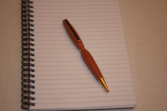 Stylo en alisier tourné manuellement. L'écriture de ce stylo est noire.