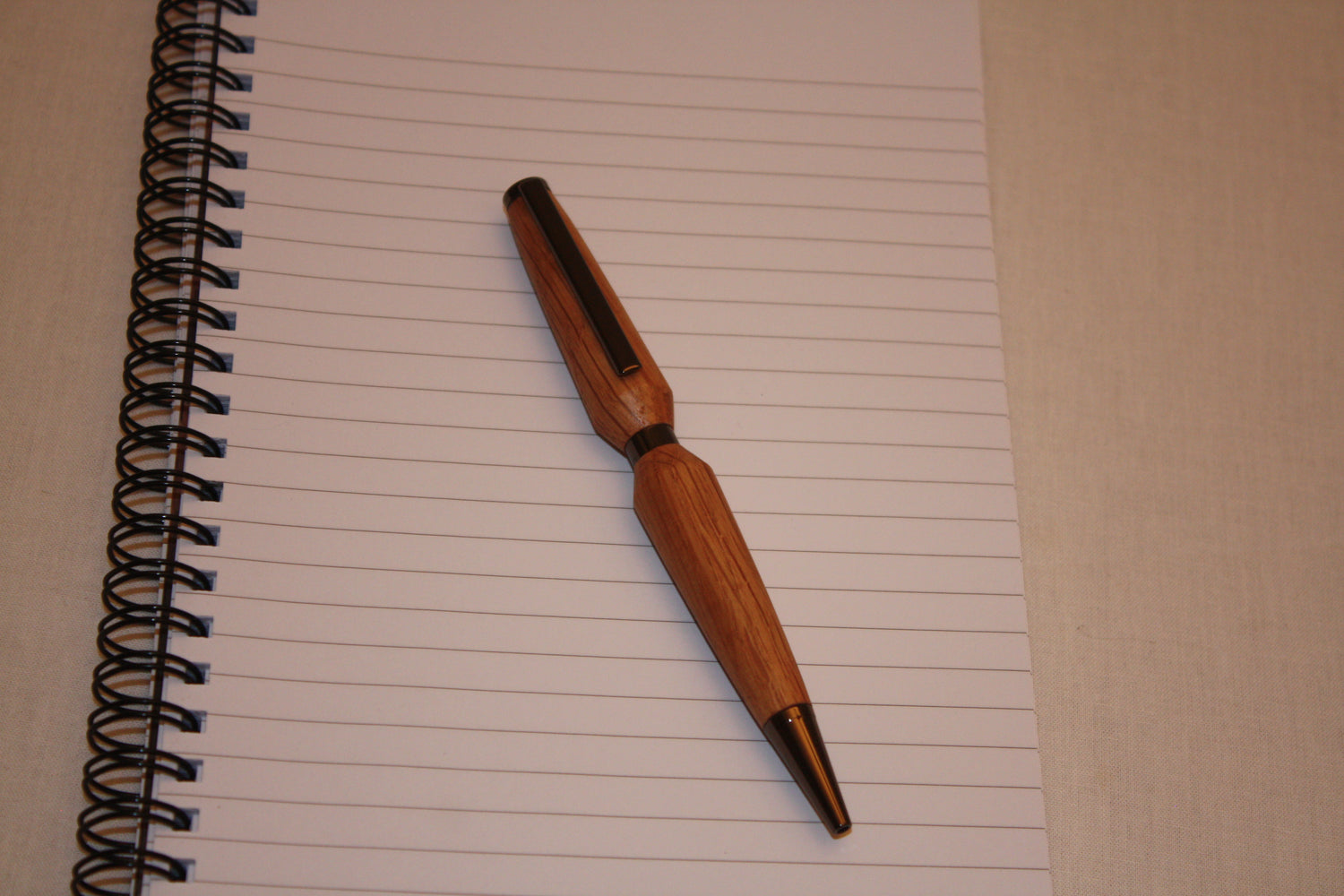 Stylo en chêne fait à la main. Mécanisme noir. Ecriture noire.