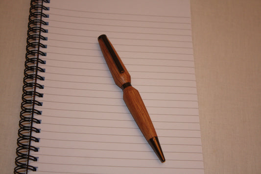 Stylo en chêne fait à la main. Mécanisme noir. Ecriture noire.