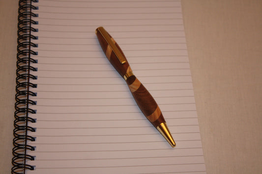 Stylo artisanal tourné en noyer et frêne. Ce stylo a une écriture noire.