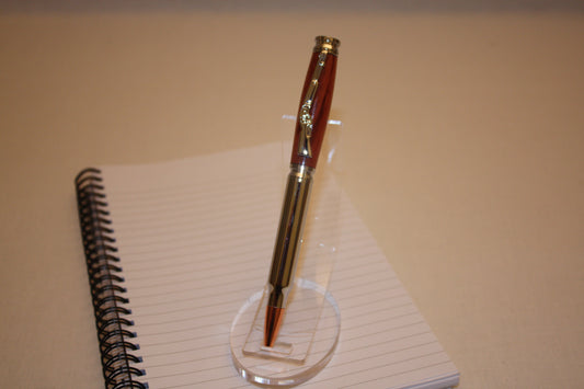 Stylo en pommier et immitation balle de carabine.
Mécanisme quart-tournant, pour faire rentrer et sortir la mine il suffit de faire tourner les deux parties du stylo.

La partie inférieur de ce stylo imite une balle de carabine.

Ce stylo est rechargeable et utilise des recharge type Parker.
