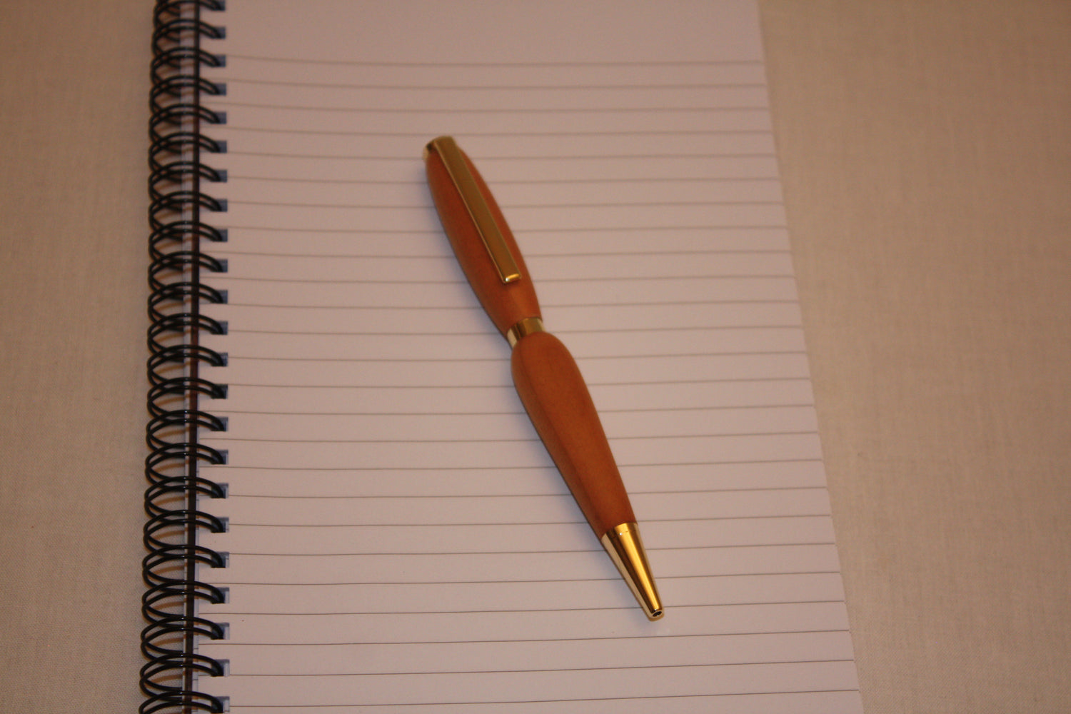 Très beau stylo fabriqué de manière artisanale en cerisier. Ce stylo a une écrirure noire.