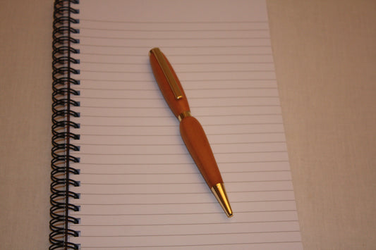 Très beau stylo fabriqué de manière artisanale en cerisier. Ce stylo a une écrirure noire.