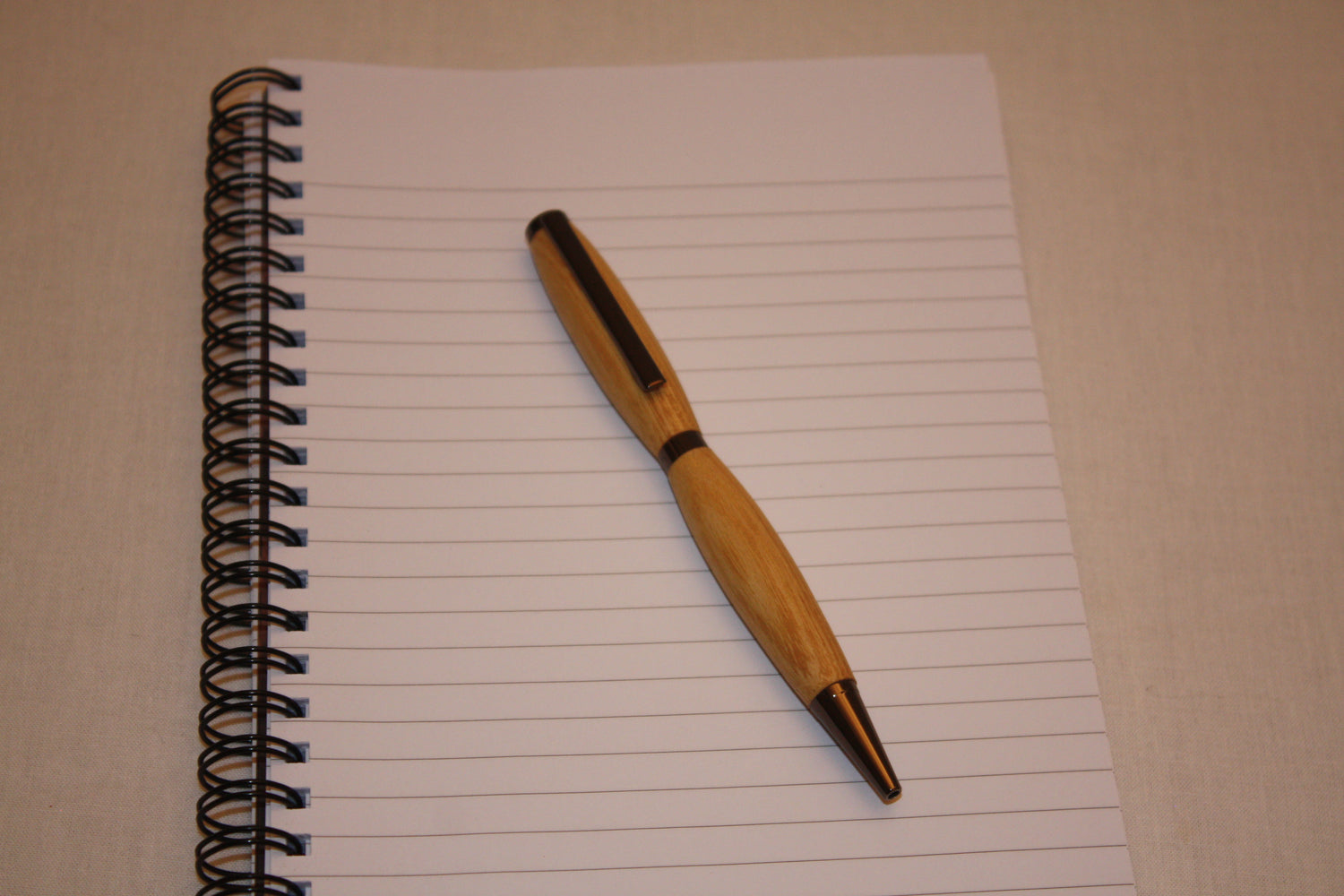 Stylo quart-tournant artisanal en acacia. Ecriture noire.