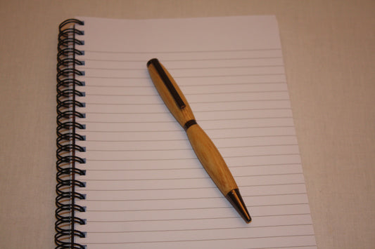Stylo quart-tournant artisanal en acacia. Ecriture noire.