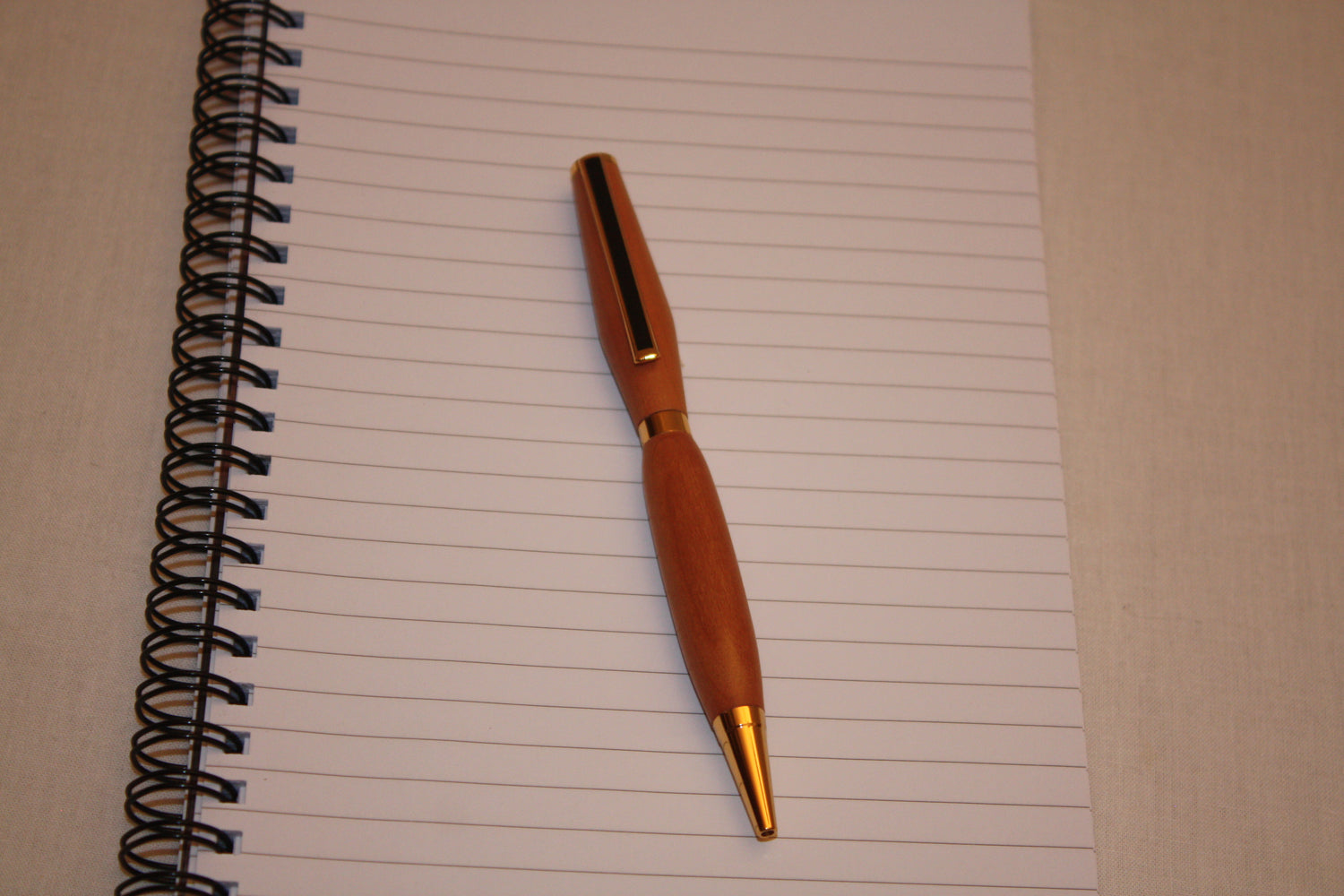 Stylo fait à la main en alisier. Stylo quart-tournant. Ecriture noire.