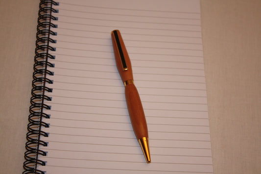 Stylo fait à la main en alisier. Stylo quart-tournant. Ecriture noire.