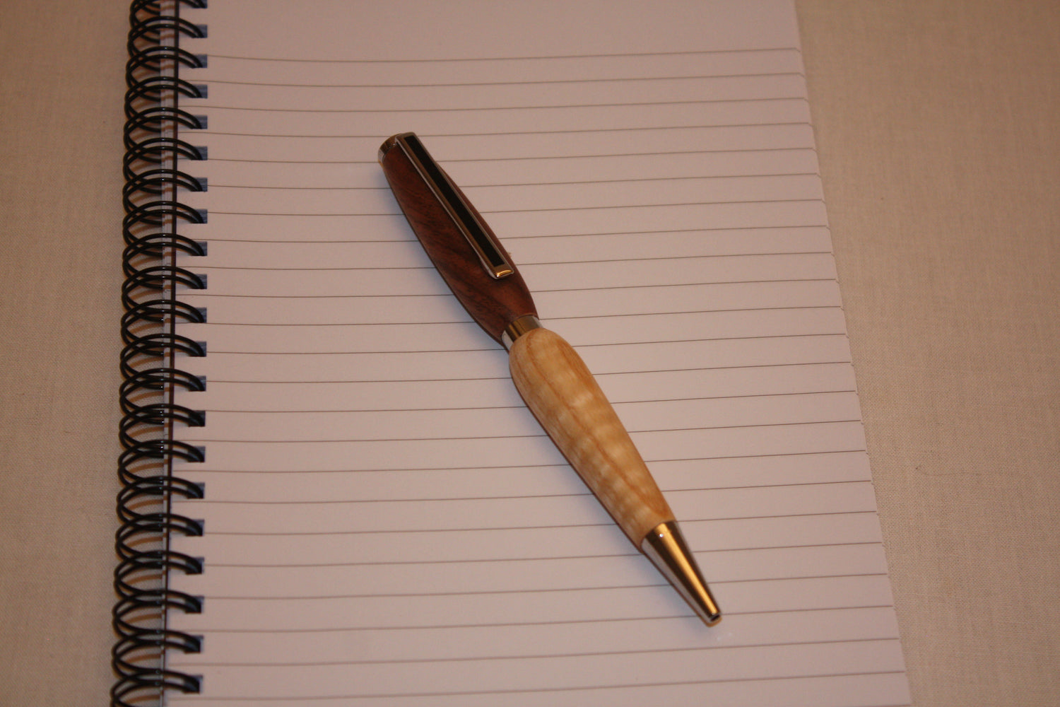 Stylo en frêne et noyer fabiqué à la main. La partie basse est en frêne ondé et la partie haute en noyer. L'encre de ce stylo est noir