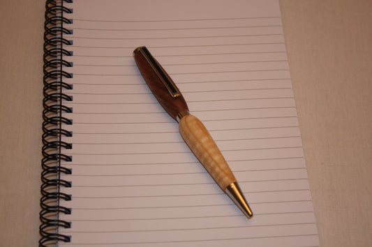 Stylo en frêne et noyer fabiqué à la main. La partie basse est en frêne ondé et la partie haute en noyer. L'encre de ce stylo est noir