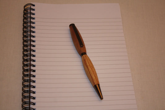 Stylo fabriqué à la main en hêtre échauffé. Stylo quart-tournant à écriture noire.
