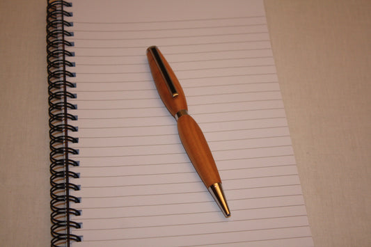 Stylo en merisier tourné artisanalement. Ecriture noire.