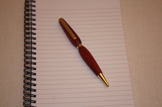 Stylo très élégant en bois de padouk fabriqué de façon artisanale. Ce stylo a une écriture noire.