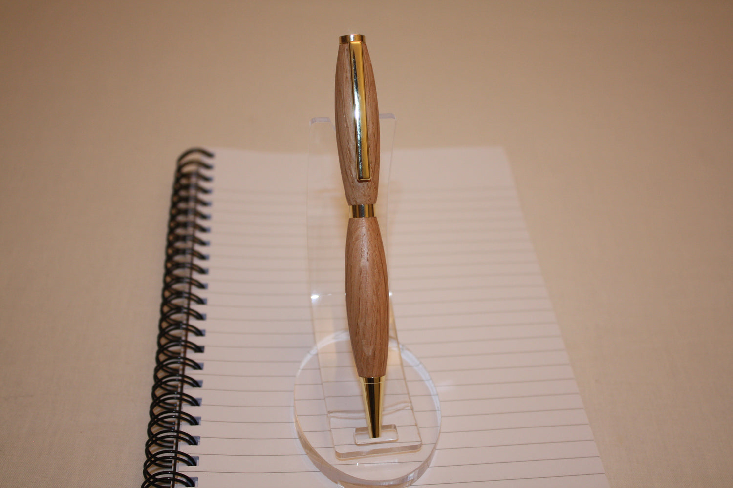 stylo en chêne artisanal. Ecriture noire