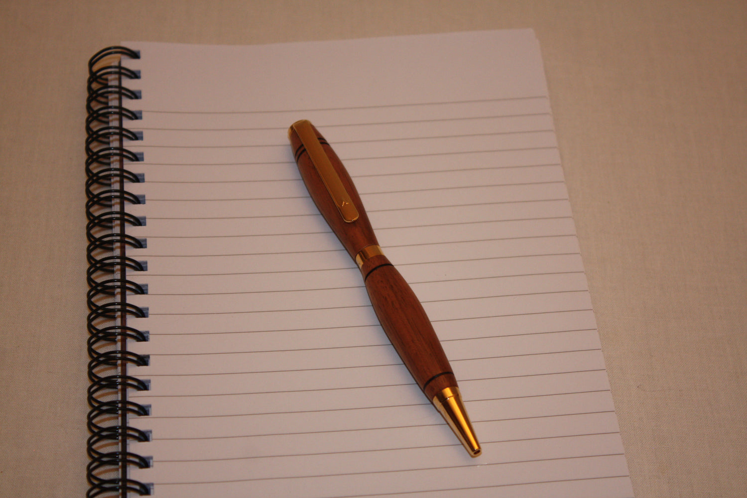 Stylo en noyer de fabrication artisanale. Ecriture noire