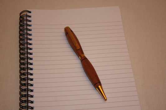Stylo en noyer de fabrication artisanale. Ecriture noire