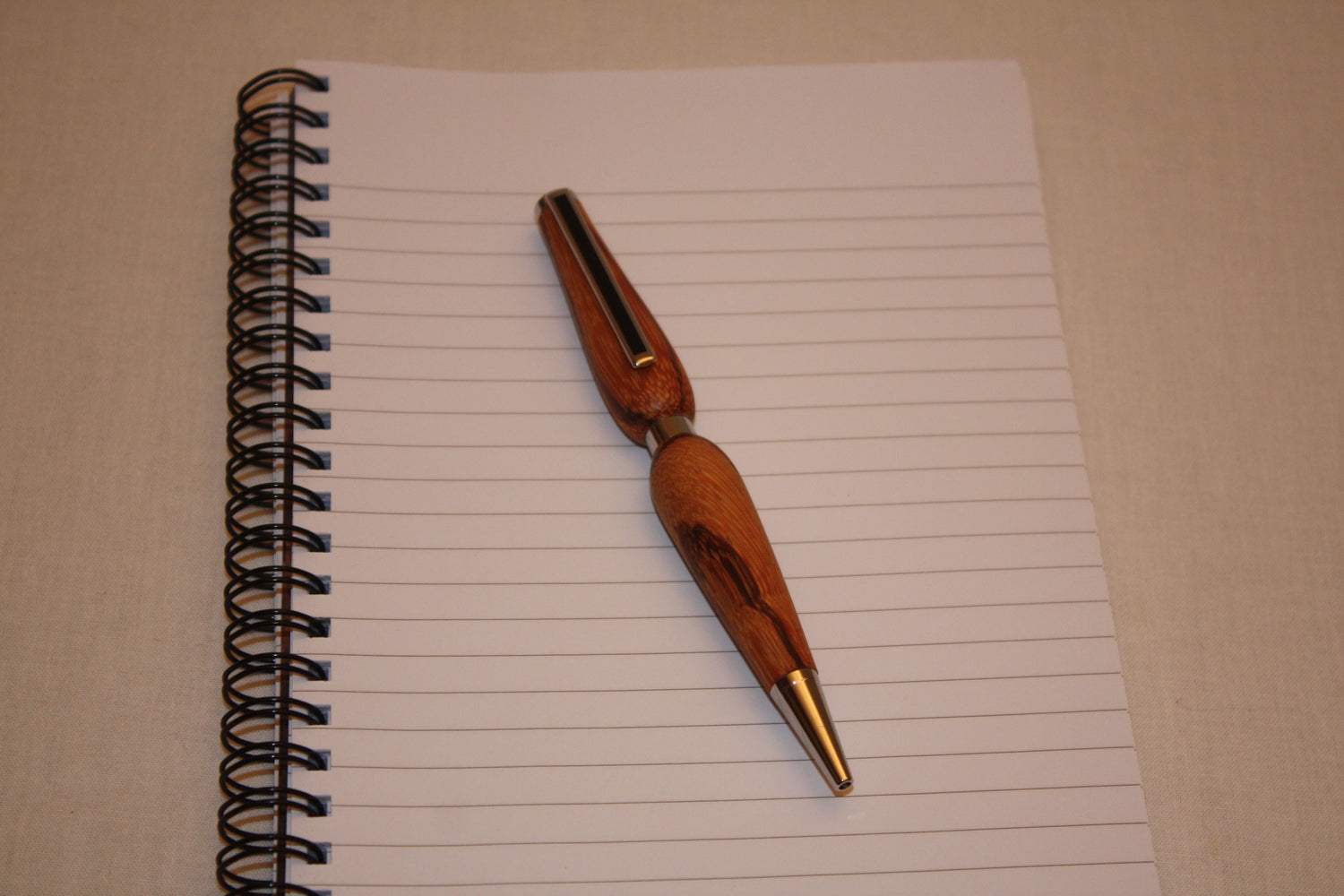 Stylo touné de manière artisanal en bois de serpent. Stylo quart-tournant à écriture noire.