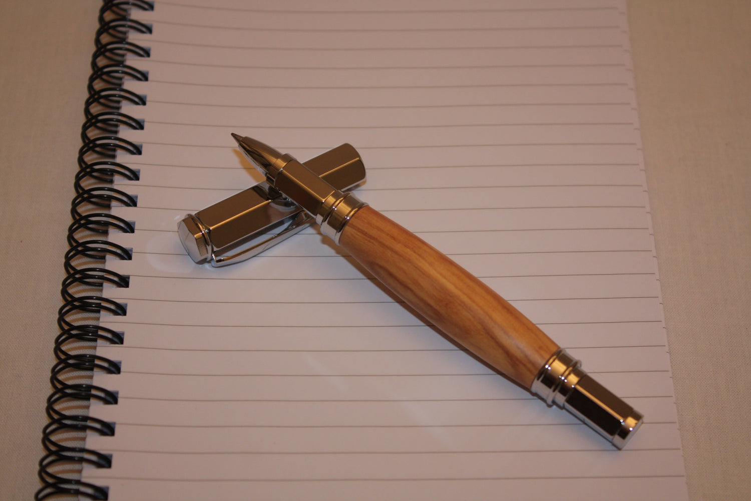 Stylo roller en olivier avec mécanisme chromé.

Avec sa pointe ciselée en de multiple facettes, ce stylo offre un vrai confort d'écriture.

Petit plus : le capuchon s'aimante avec la pointe ou l'extrémité du stylo. Petite particularité appréciée par tout ceux qui l'on essayé !

Ecriture noire.

Utilise des recharges type Schmidt.