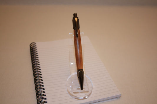 Stylo poussoir en pommier. Ses extrémités ciselées offrent un grand confort d'écriture. Ce stylo a une écriture fine et utilise des recharges type Parker.