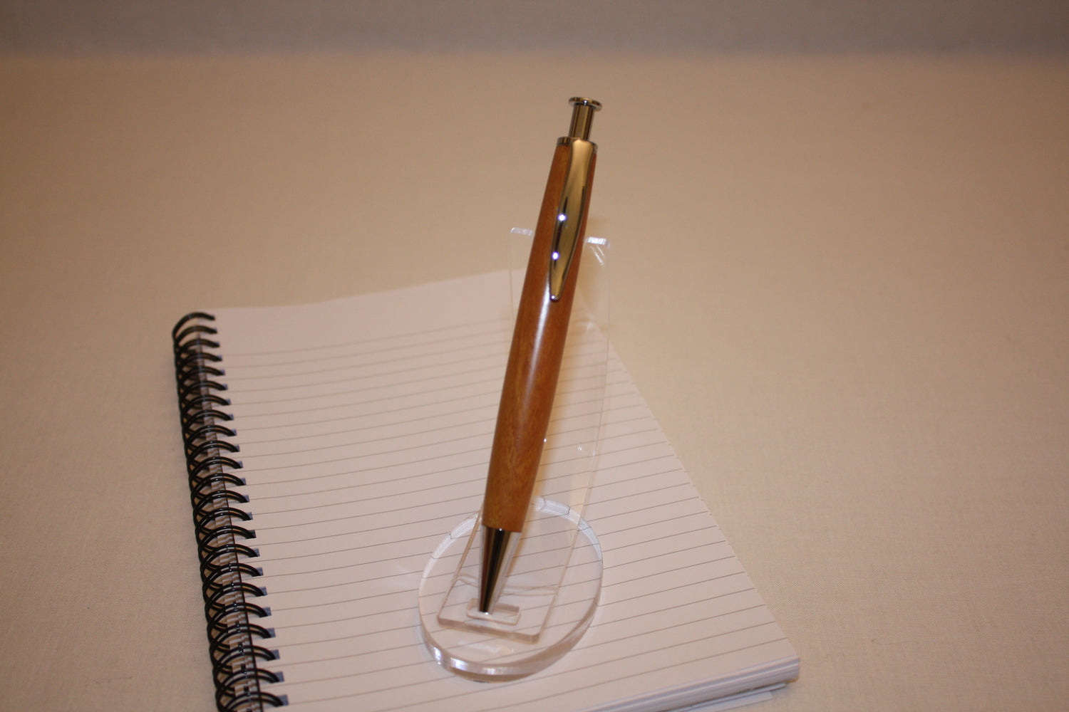 Stylo bille poussoir en oranger avec mécanisme en plaquage chromé.
stylo rechargeable qui utilise des recharges type Parker.
