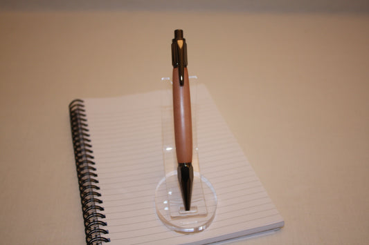 Stylo poussoir en alisier. Ses extrémités ciselées offrent un grand confort d'écriture. Ce stylo a une écriture fine et utilise des recharges type Parker.