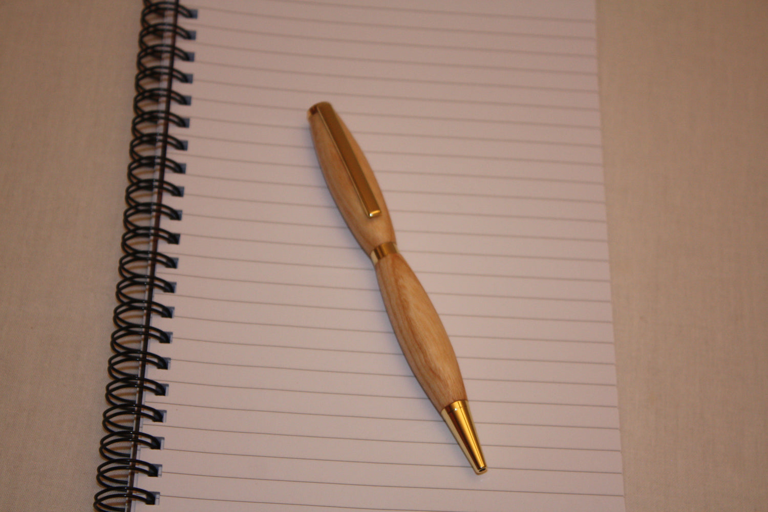Stylo en frêne quart-tournant fabriqué artisanalement à la main. Ecriture noire.