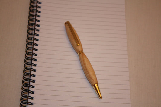 Stylo en frêne quart-tournant fabriqué artisanalement à la main. Ecriture noire.
