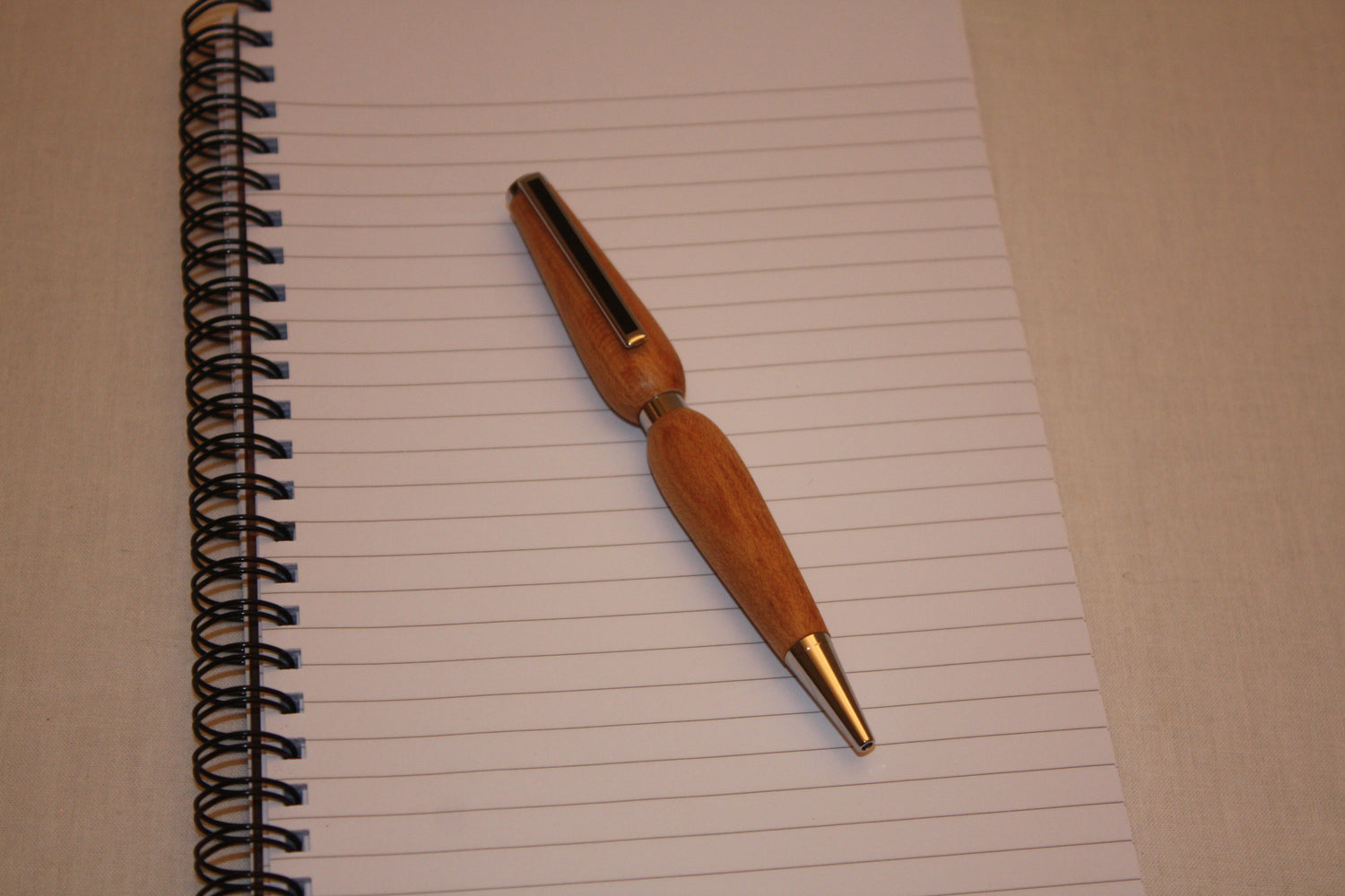 Stylo en érable fabriqué artisanalement. Ce stylo a une écriture noire.