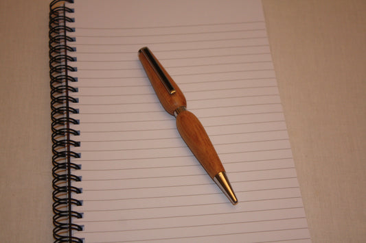 Stylo en érable fabriqué artisanalement. Ce stylo a une écriture noire.