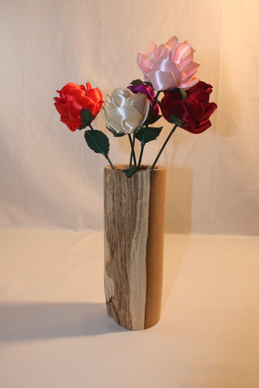 Vase artisanal en acacia. Ce vase mesure presque 21 cm de hauteur pour un diamètre d'environ 8 cm.